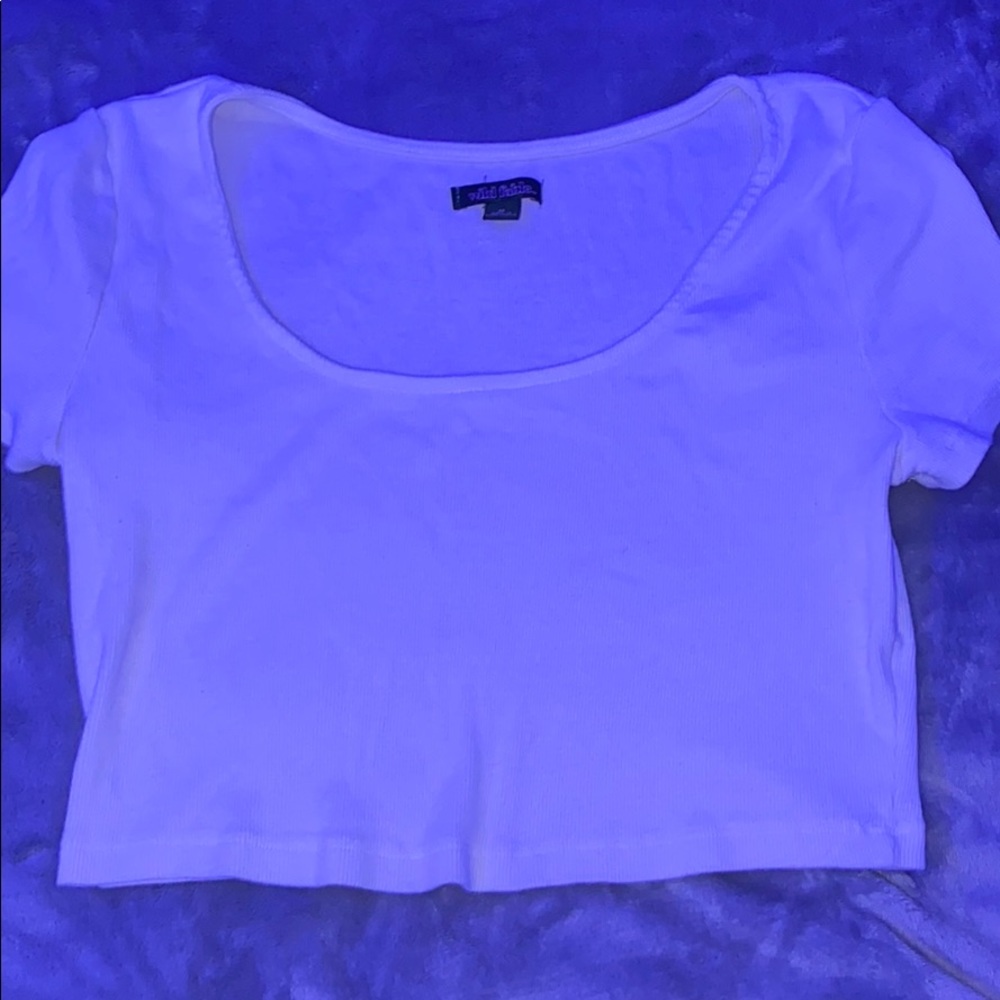 white standard neck ribbed cropped tee